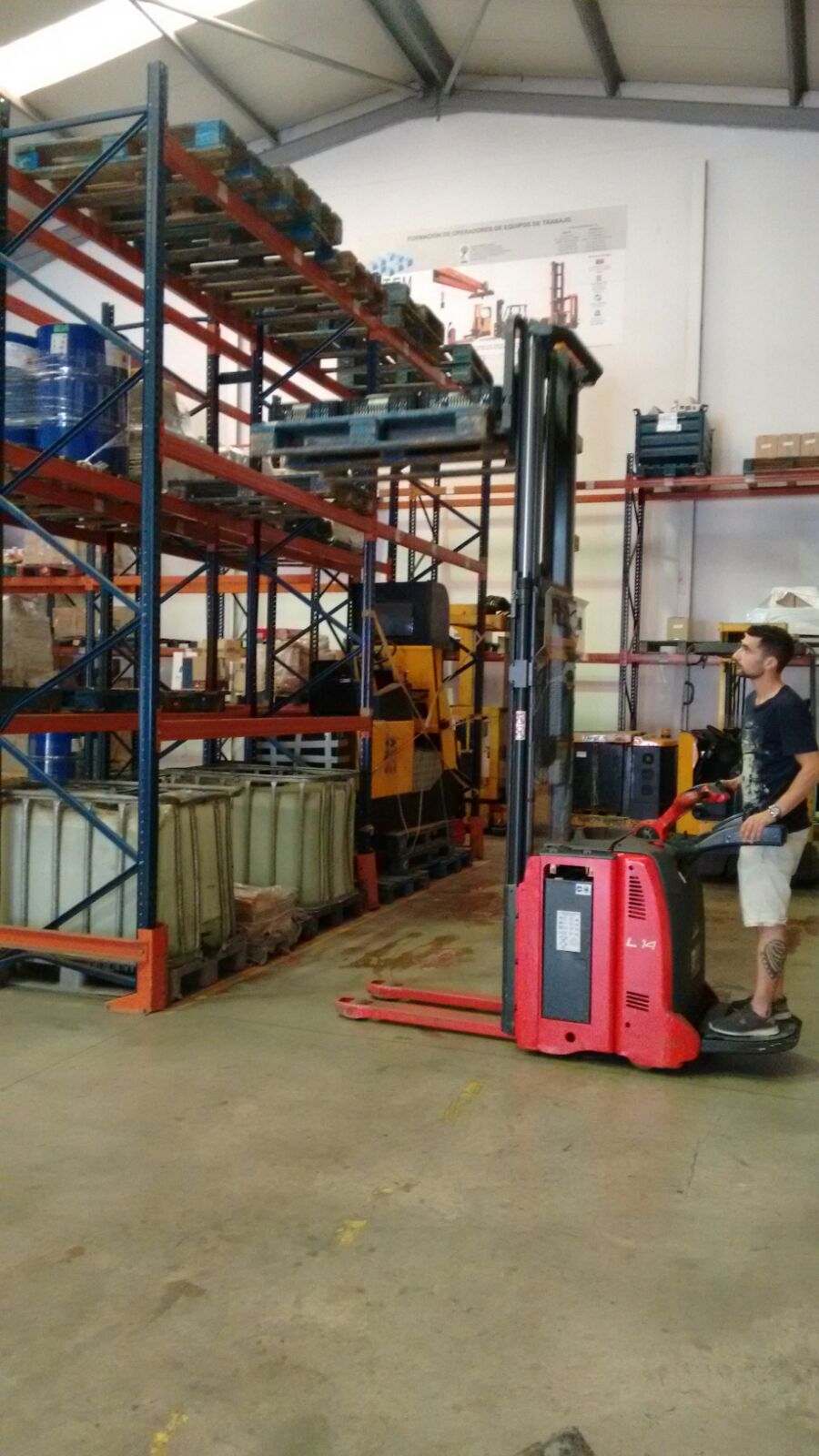 Estiba en estantería con el apilador eléctrico