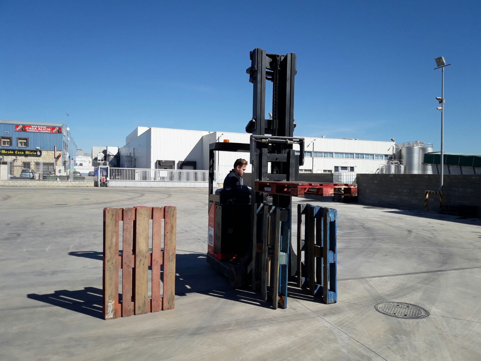 Apilando palets con carretilla frontal en Cefttal