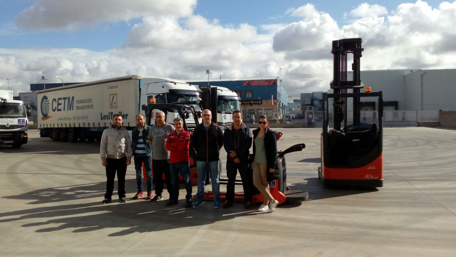 Grupo de formación con las máquinas en las instalaciones de Ceftral