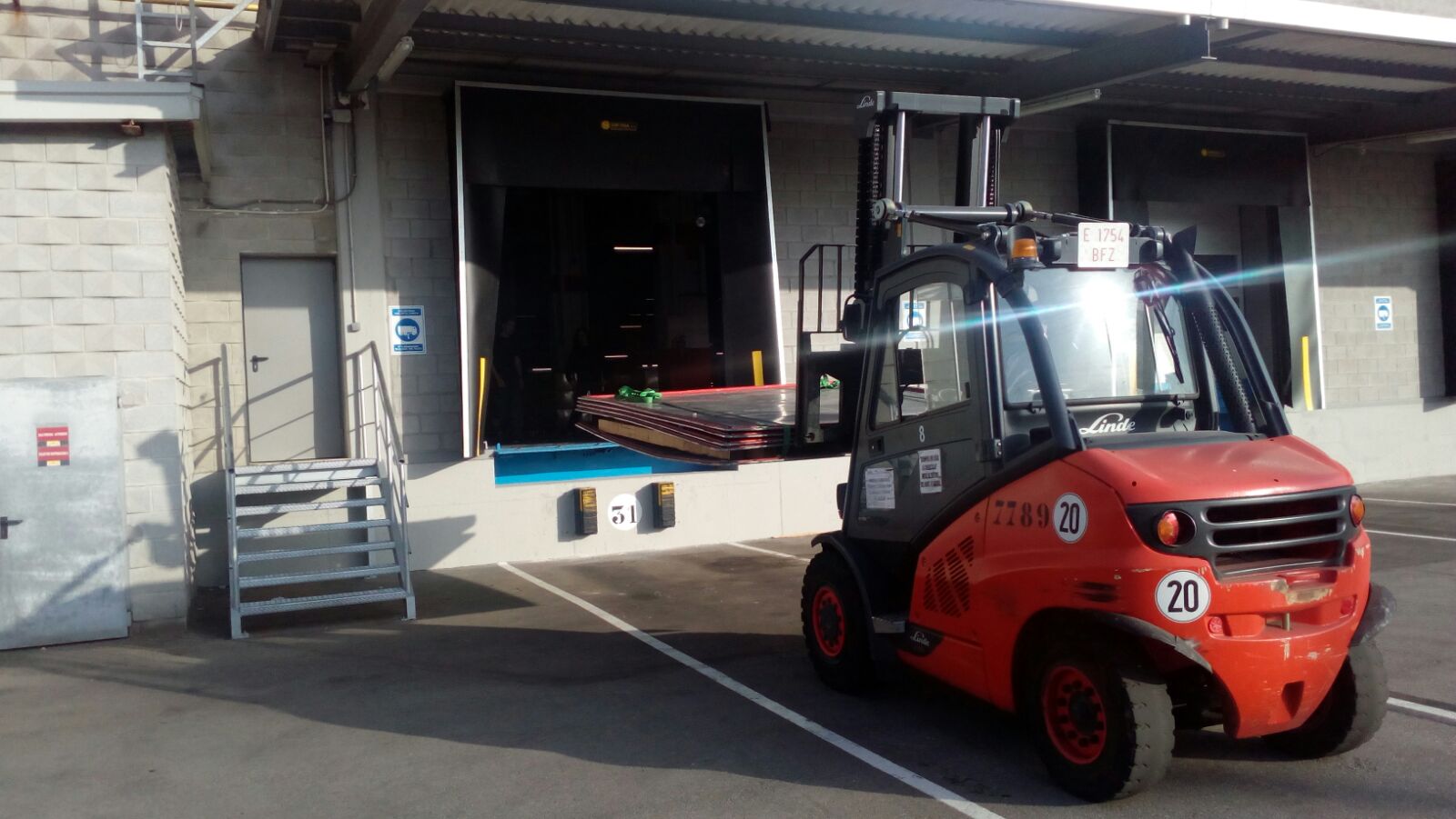 Colocando planchas aéreas en el muelle de carga