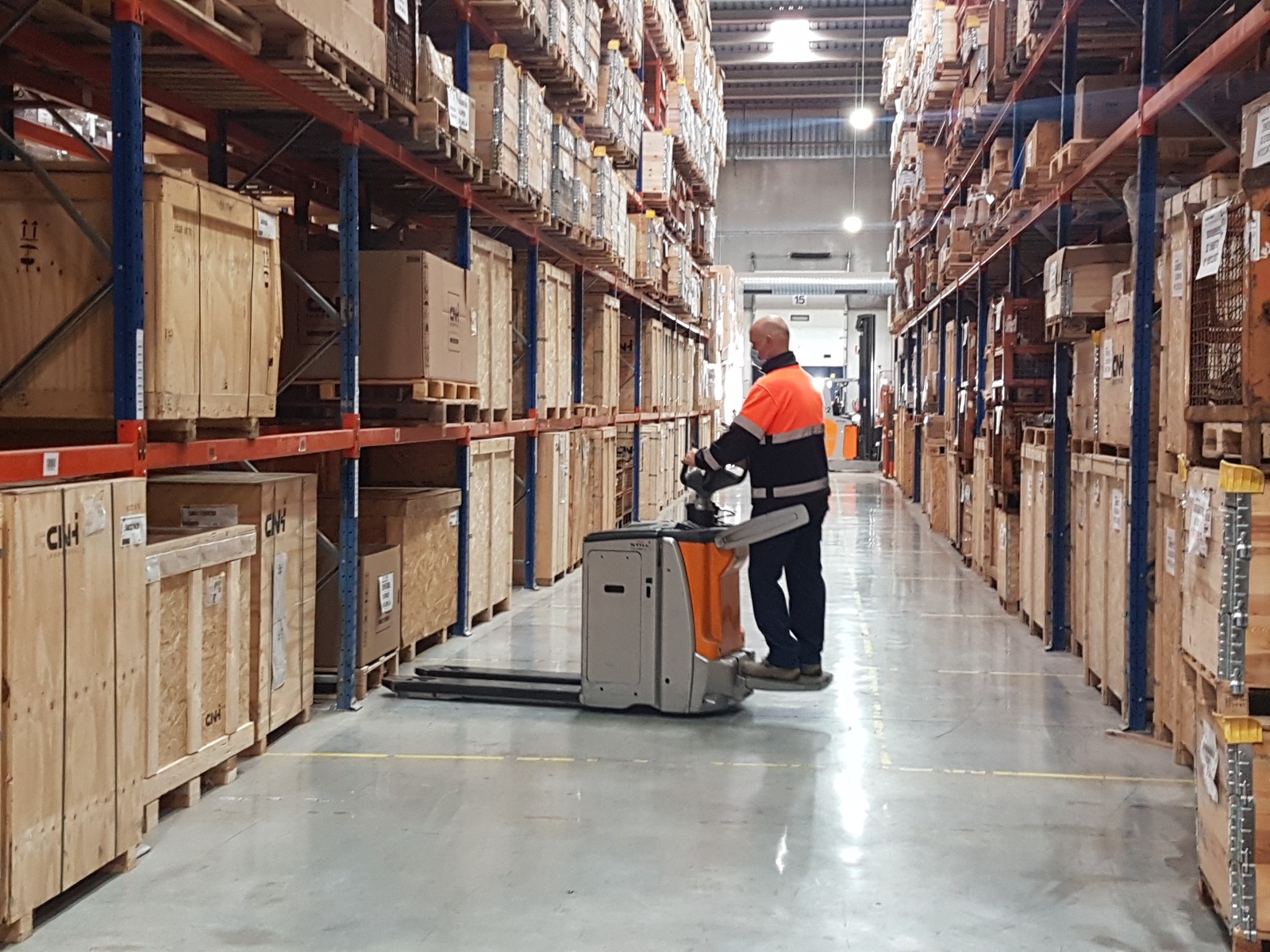 Ejercicio de recogida de carga con Transpaleta Eléctrica para KUEHNE NAGEL