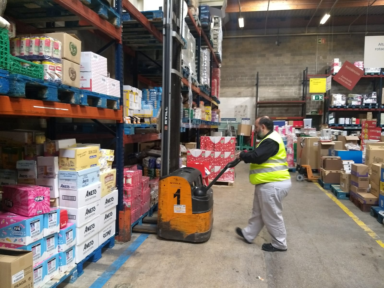 Ejercicio de estiba en estantería con apilador del Curso de Formación de Formadores para Carrefour