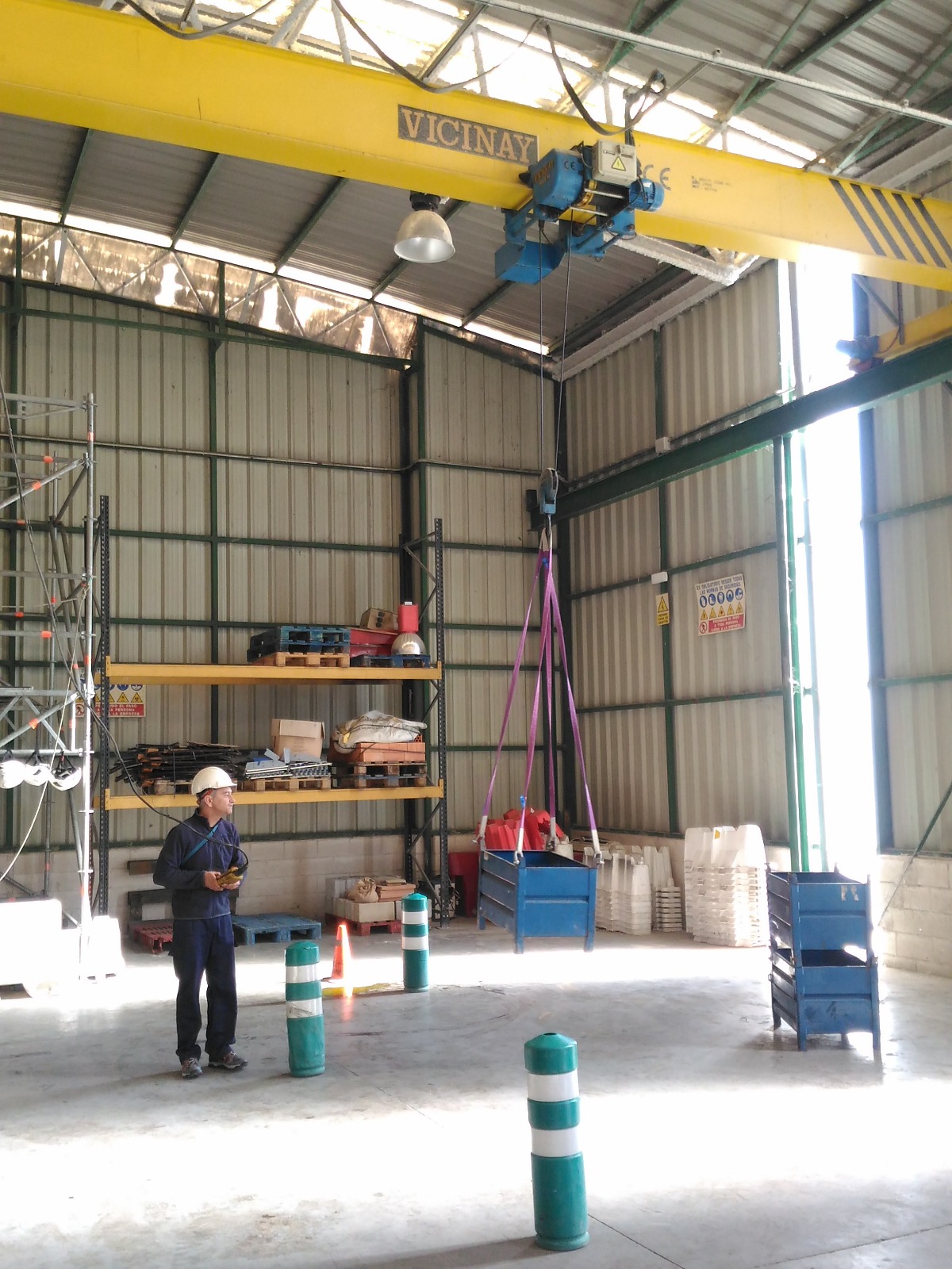 Ejercicio de eslingado y movimiento de carga con obstáculos en Curso de grúa puente