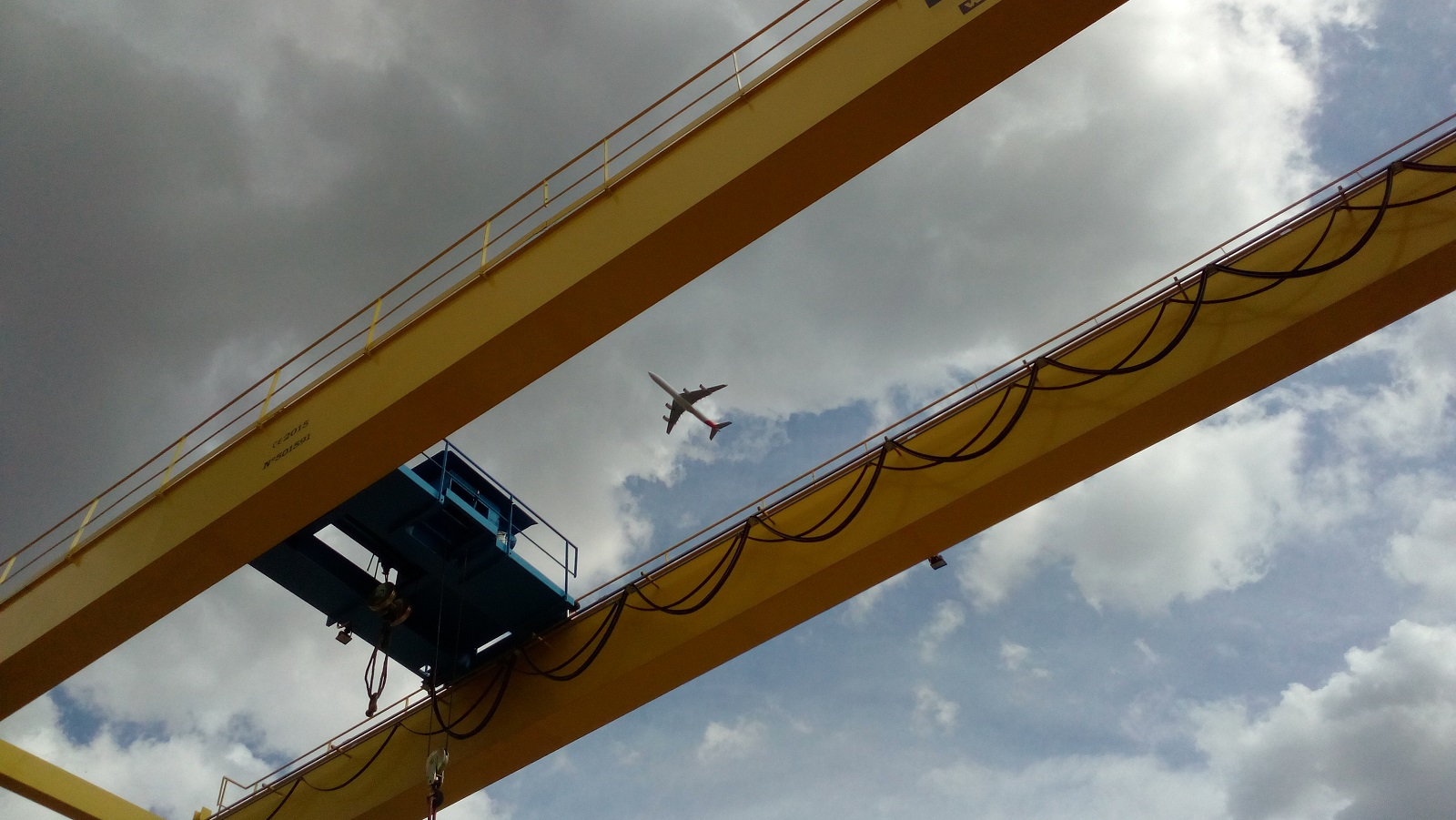 Fotografía artística: avión, nubes y puente grúa!