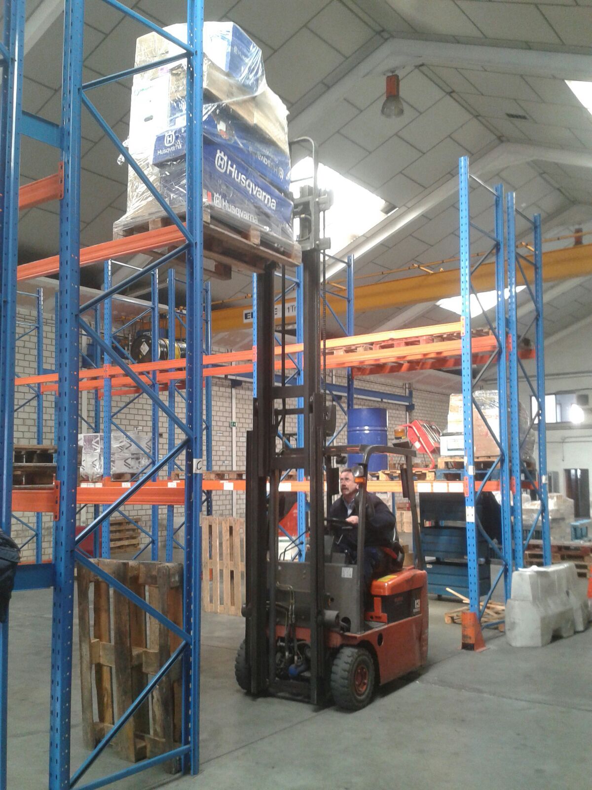Ejercicio de estiba de carga en estantería