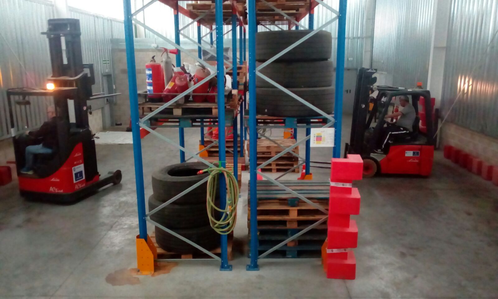 Ejercicios de de estiba en estantería con carretilla frontal y retráctil