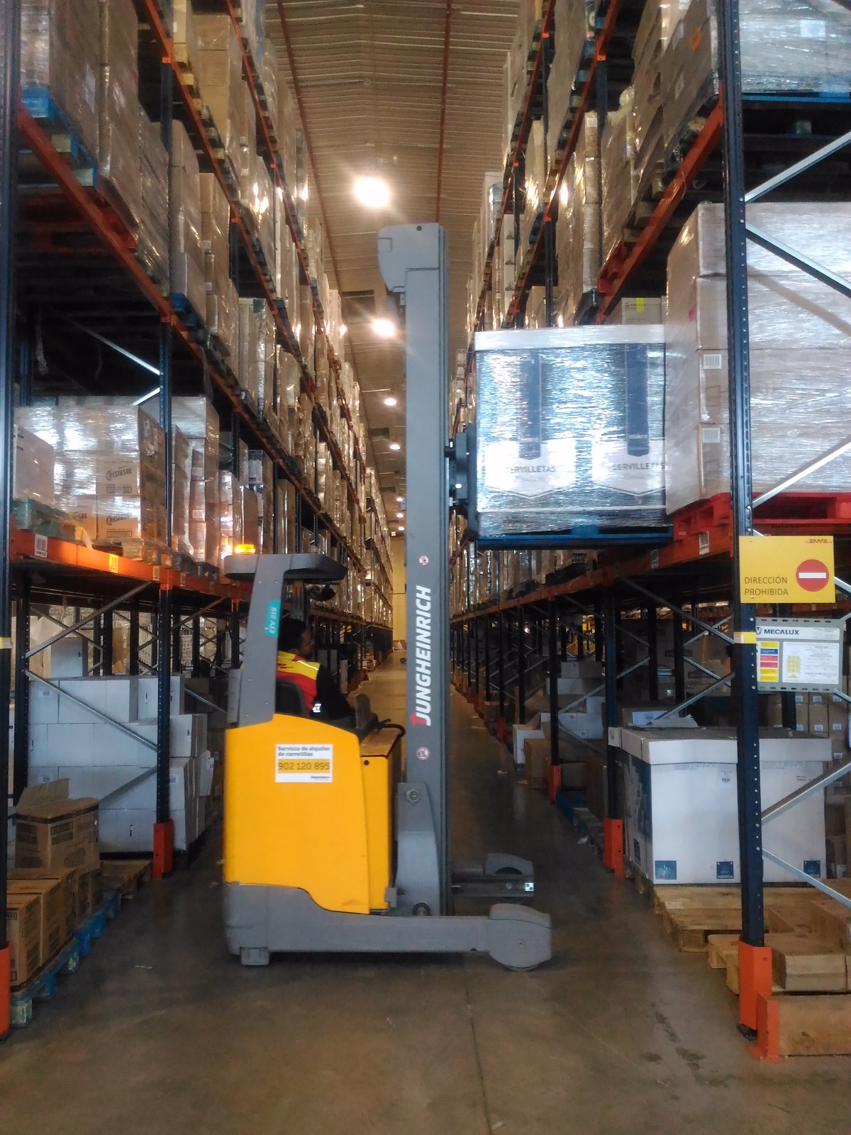 Ejercicio de estiba en estantería en el centro logístico de MAKRO en Quer