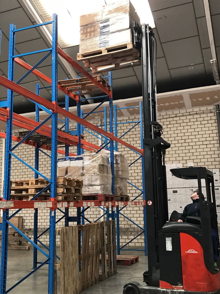 Estibando en estantería en el segundo día del curso!