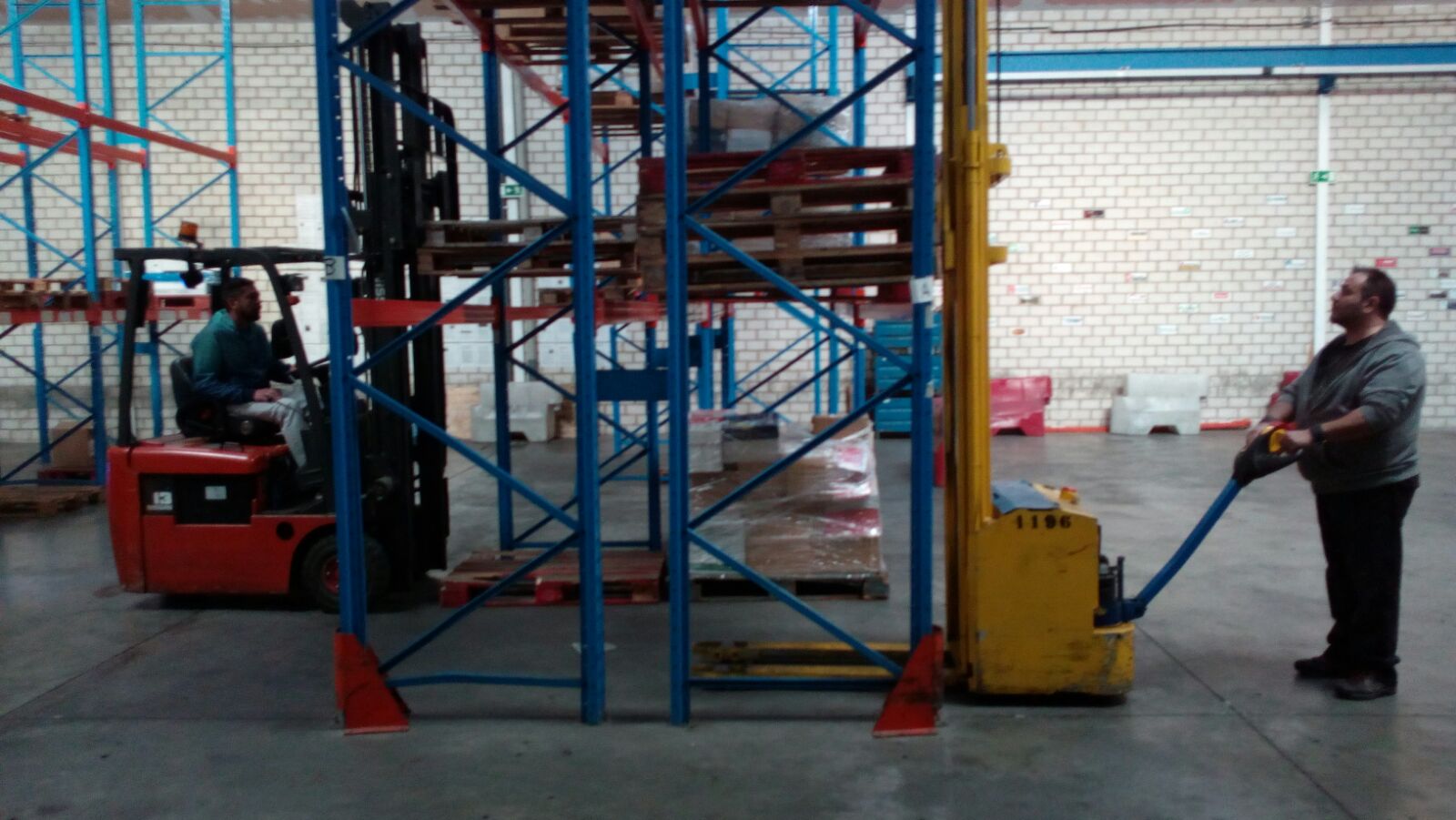 Prácticas de carretilla frontal contrapesada y transpaleta para ID LOGISTICS