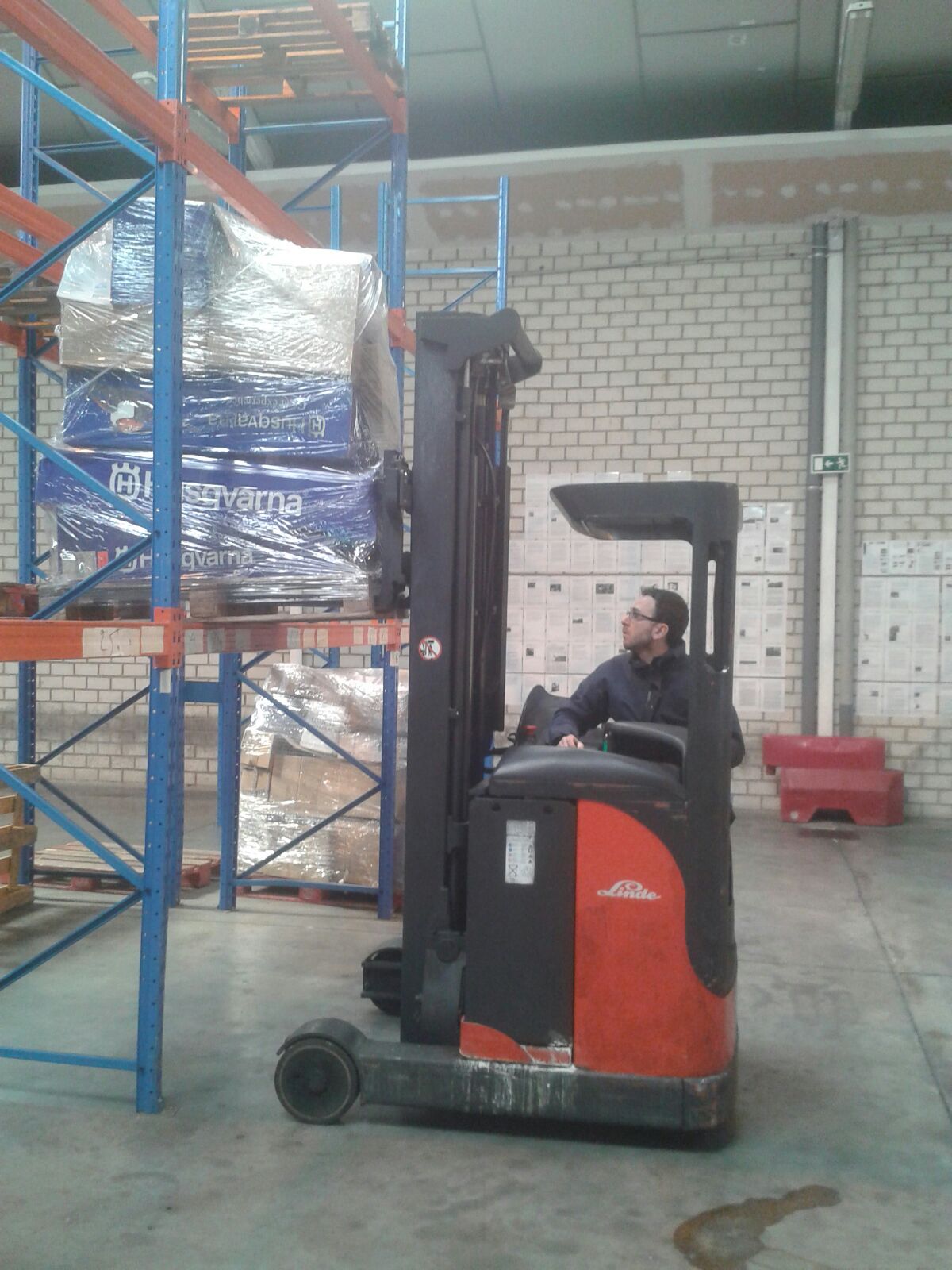 Ejercicio de estiba de carga en estantería con carretilla Retráctil