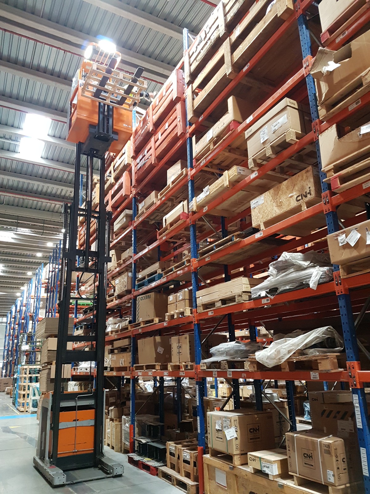 Ejercicio de preparación de pedido con Carretilla Recogepedidos de nivel alto