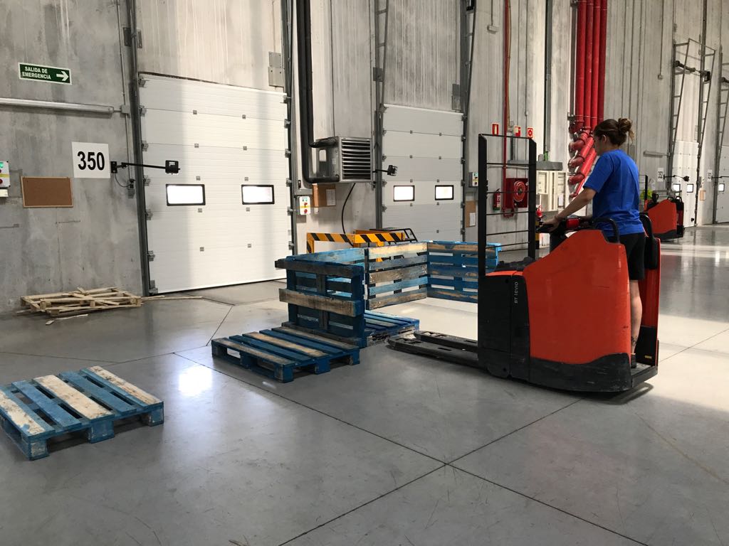 Prácticas con transpaleta eléctrica en plataforma logística Meco