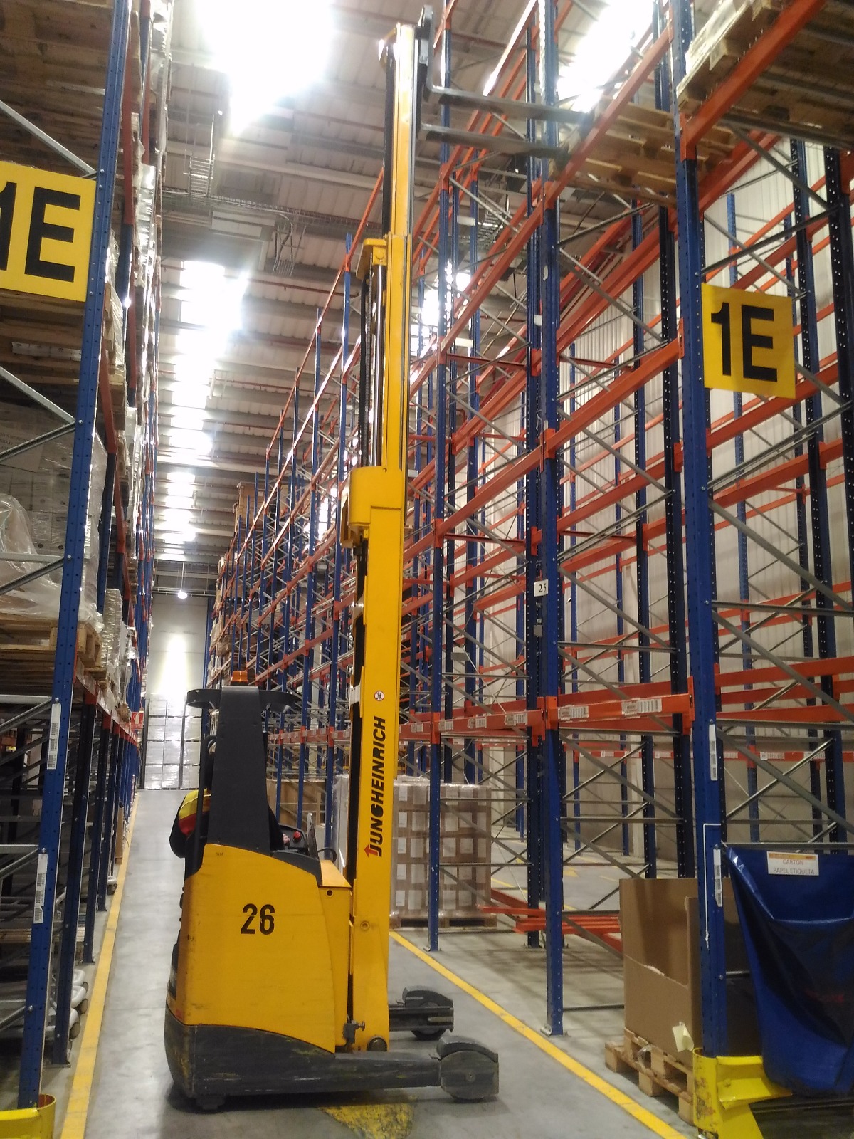 Ejercicio de estiba con carretilla retráctil en Valdemoro