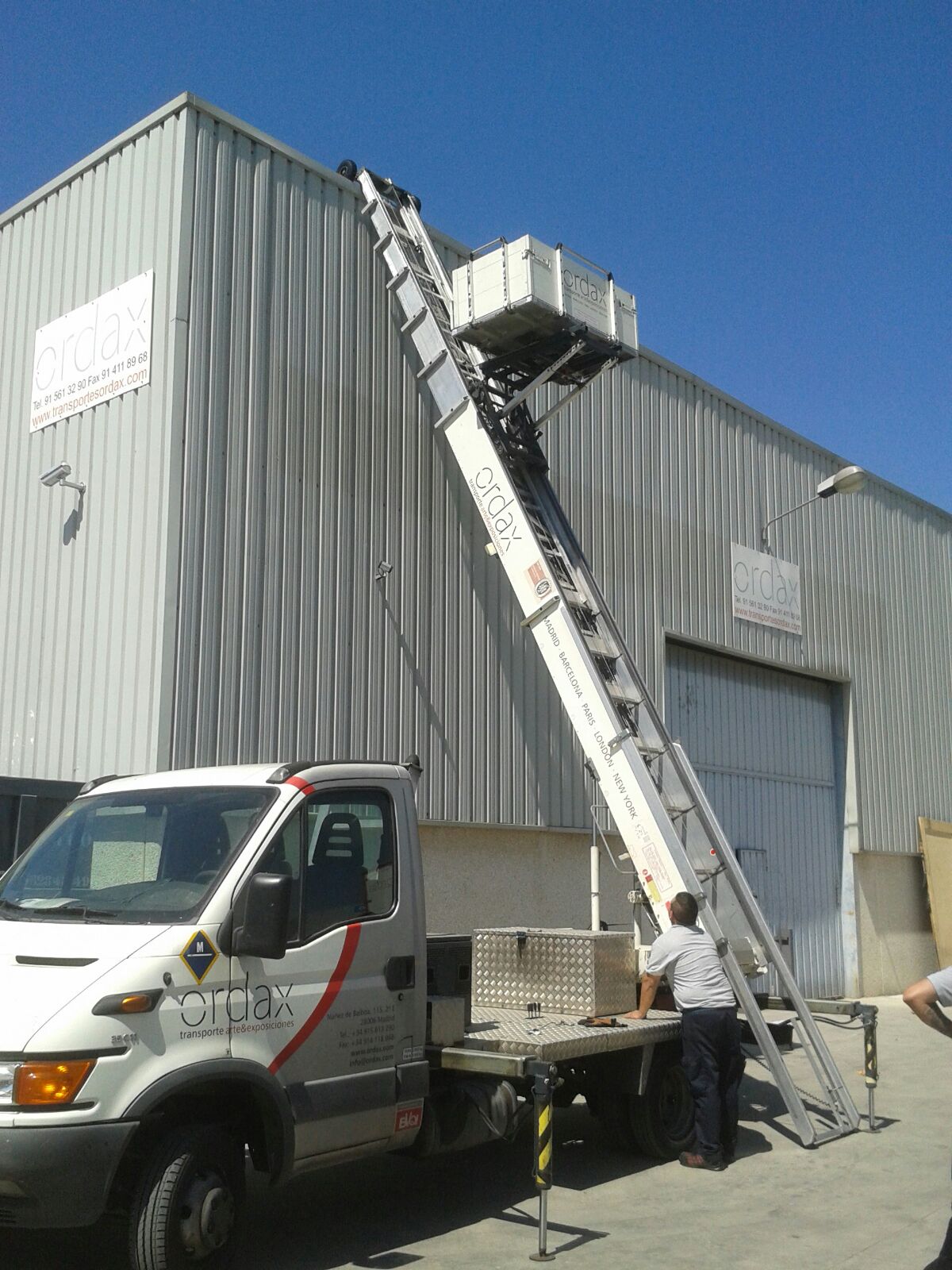 Ejercicio de ascensión de carga con plataforma elevadora