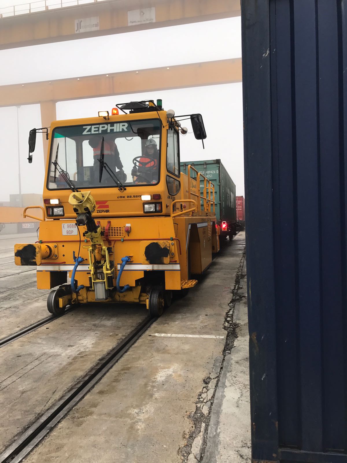 Locotractor en Conterail terminal ferroviario