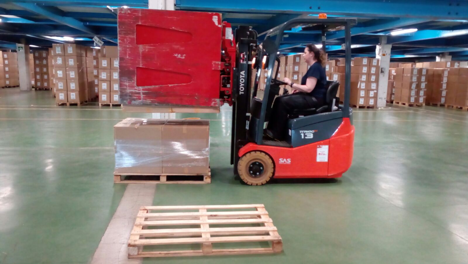 Ejercicio de apilado de cajas con el implemento de pinzas paralelas