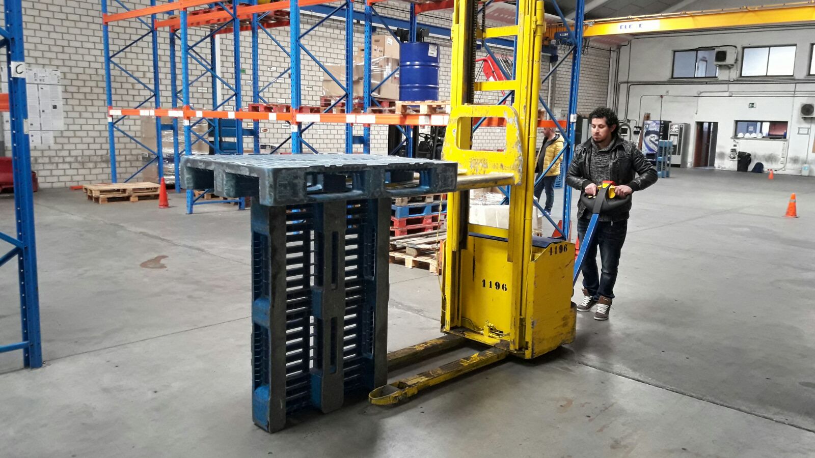 Apilando palés en equilibrio con apilador