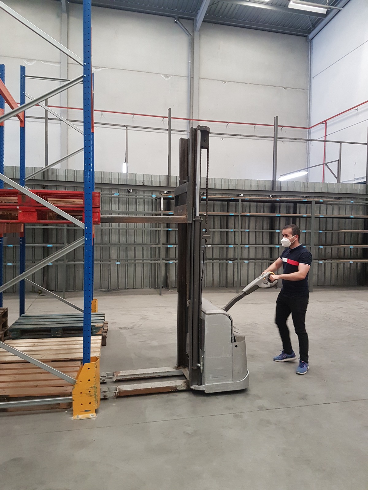 Ejercicio de estiba de carga en estantería con Apilador en Getafe
