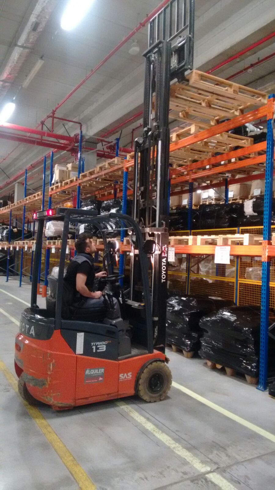 Maniobra de estiba en estantería con implemento push pull