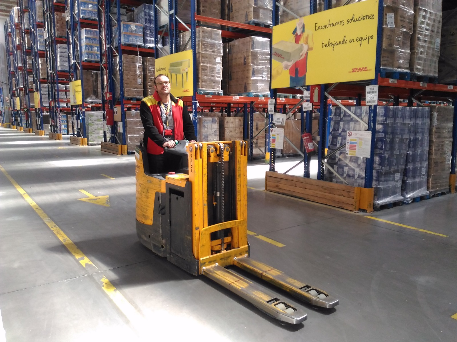 Ejercicio de circulación sin carga con apilador para DHL