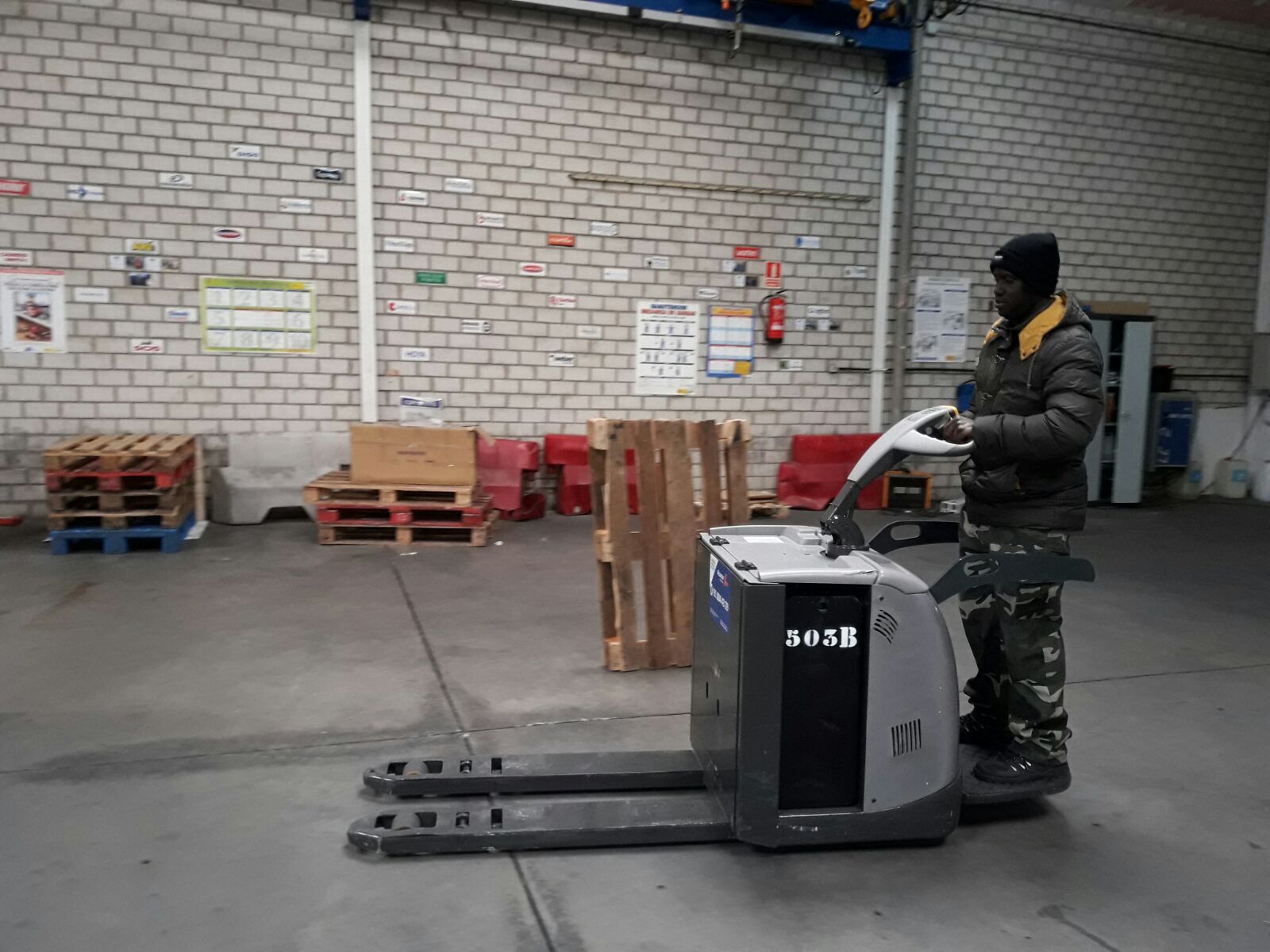 Prácticas con transpaleta eléctrica en el curso de Formación para Movimiento por la Paz