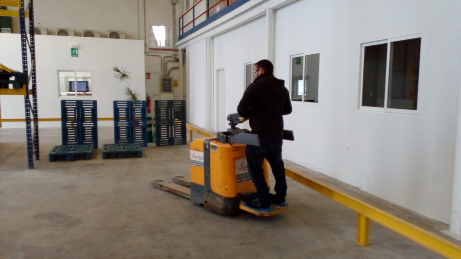 Ejercicio con transpaleta eléctrica en Torrejón de Ardoz