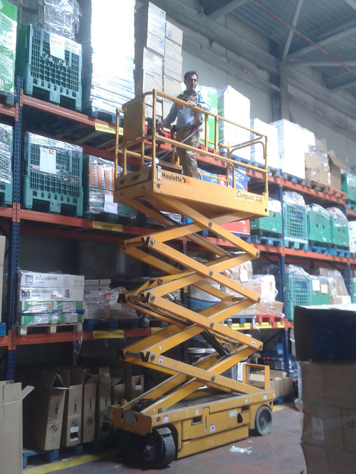 Ejercicio con plataforma elevadora de tijera para Carrefour