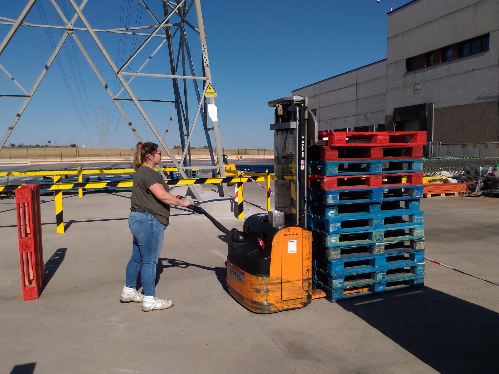 Ejercicio de recogida de carga con apilador de conductor acompañante