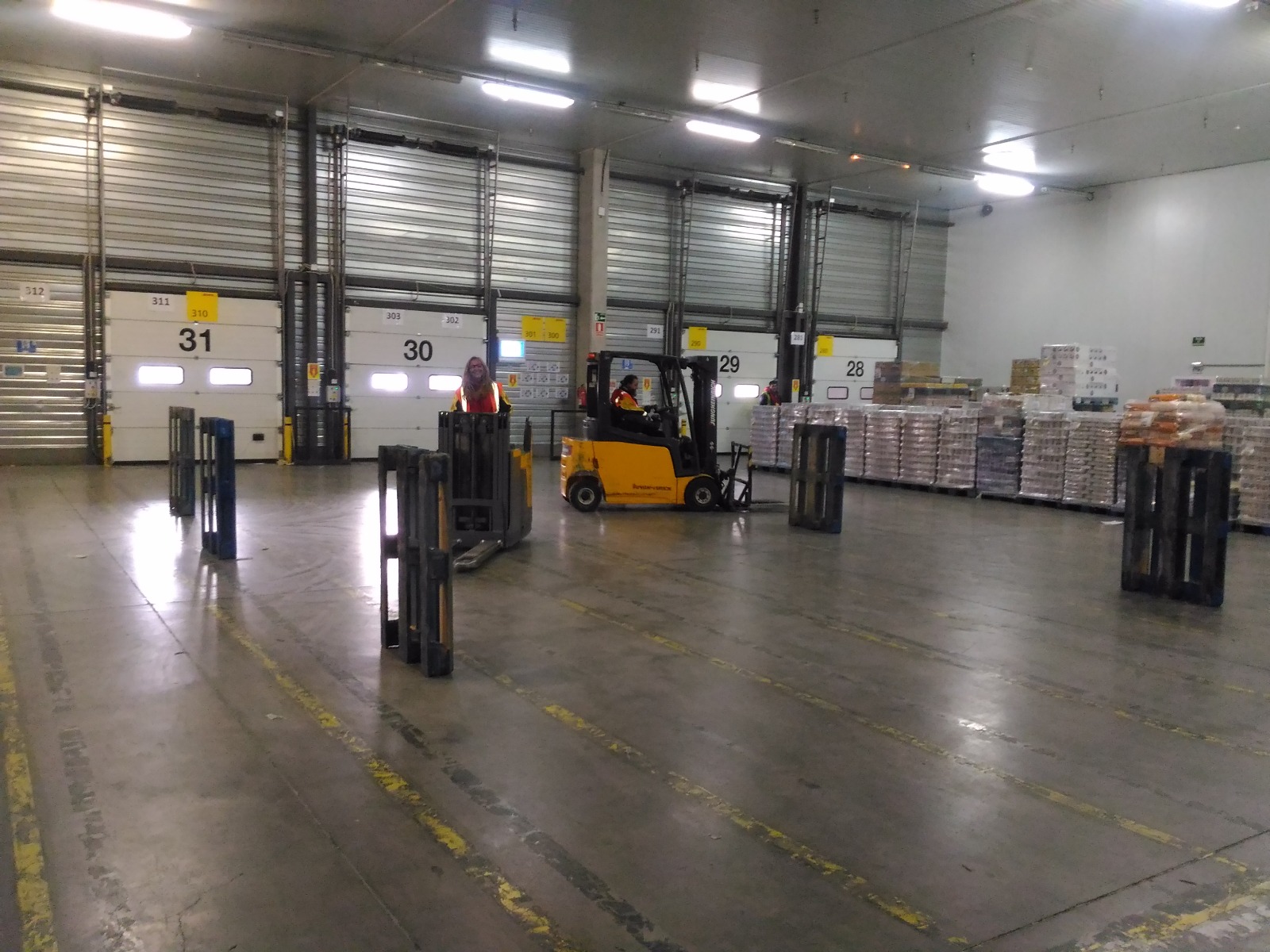Circulación con carretilla frontal contrapesada y apilador