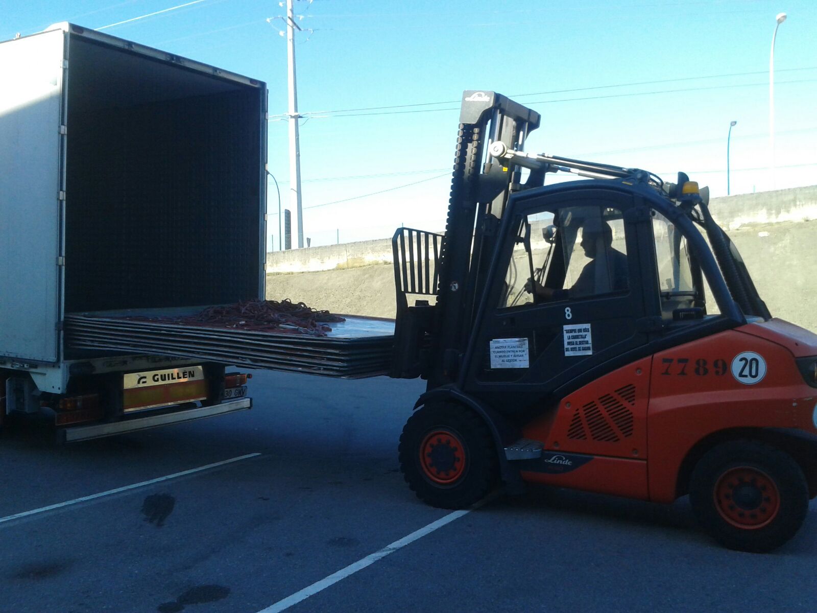 Práctica de descarga de camion de paquete de planchas aéreas