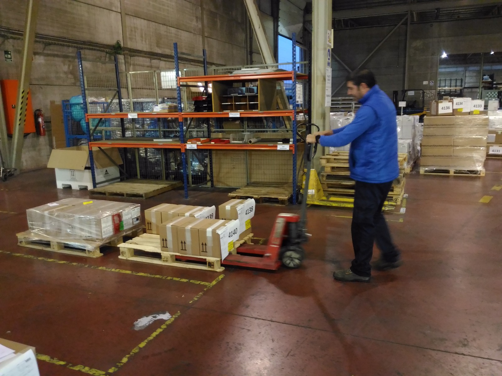 Ejercicio de manejo de carga con transpaleta manual en Sevilla