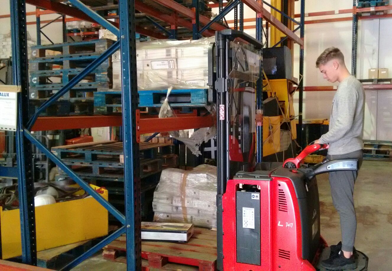 Estiba en estantería con apilador en Cornellá de Llobregat