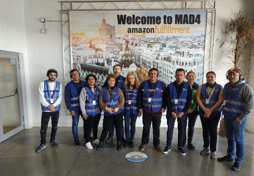 Visita al centro logístico de Amazon del grupo de Movimiento por la Paz