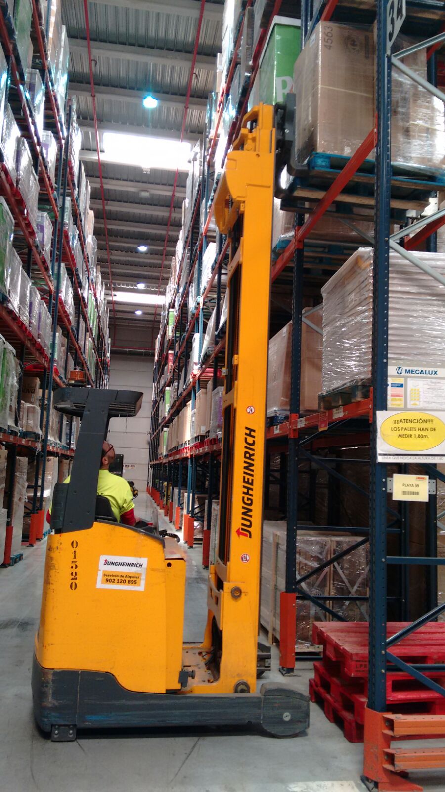 En estantería con carretilla trilateral en DHL El Prat