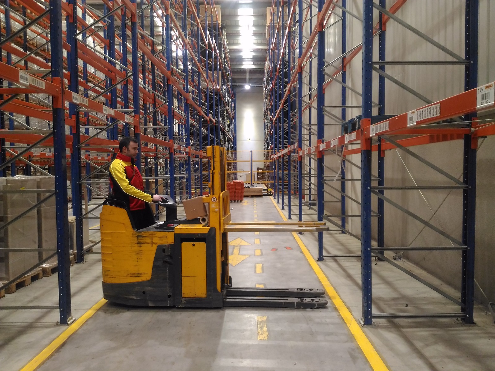 Estiba en estantería con apilador en Valdemoro