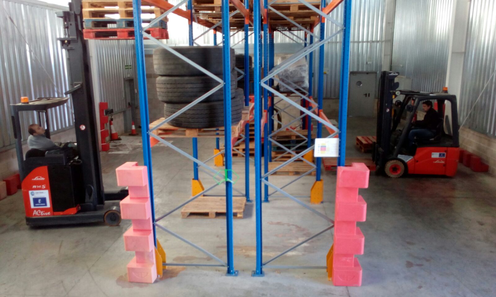 En las instalaciones de Ceftral con las carretillas frontal y la retráctil