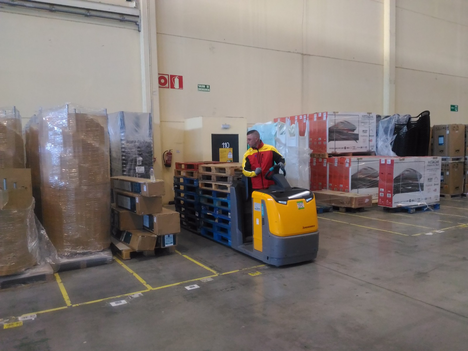 Ejercicio de recogida de carga con recogepedidos de nivel bajo para MAKRO