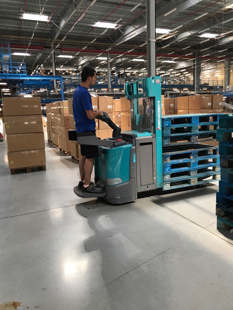 Prácticas con apilador en plataforma logística Meco