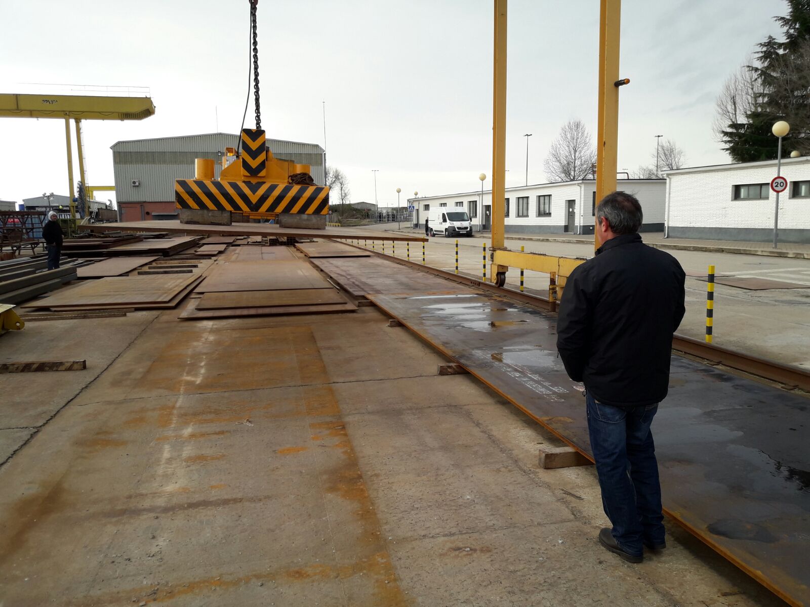 Levantando planchas en el curso de construcción de Grúas Puente