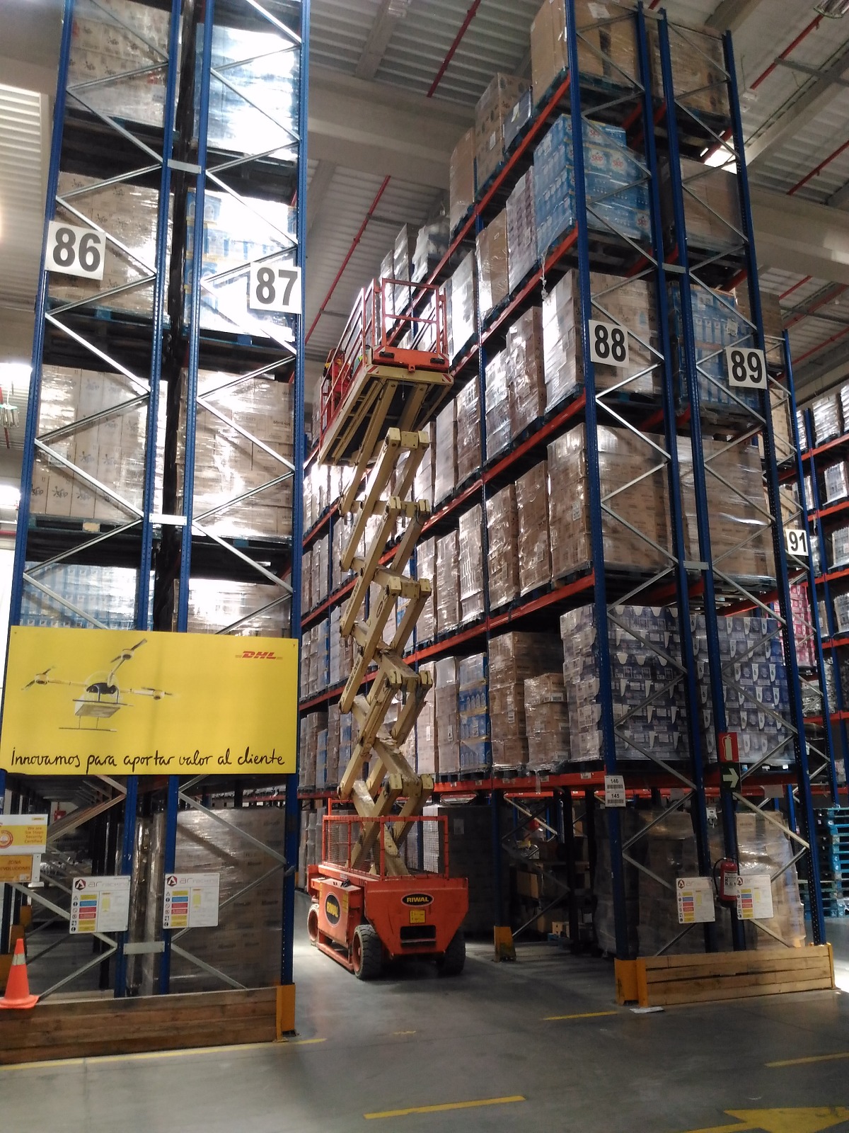 Posicionamiento en punto de trabajo con PEMP tijera para DHL