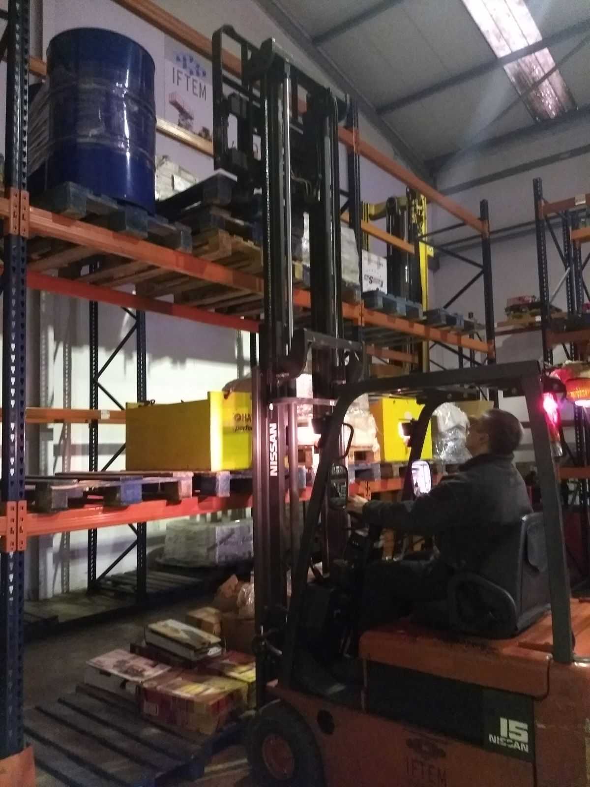 Ejercicio de estiba en estantería para personal de Bosch Sistemas de Frenado
