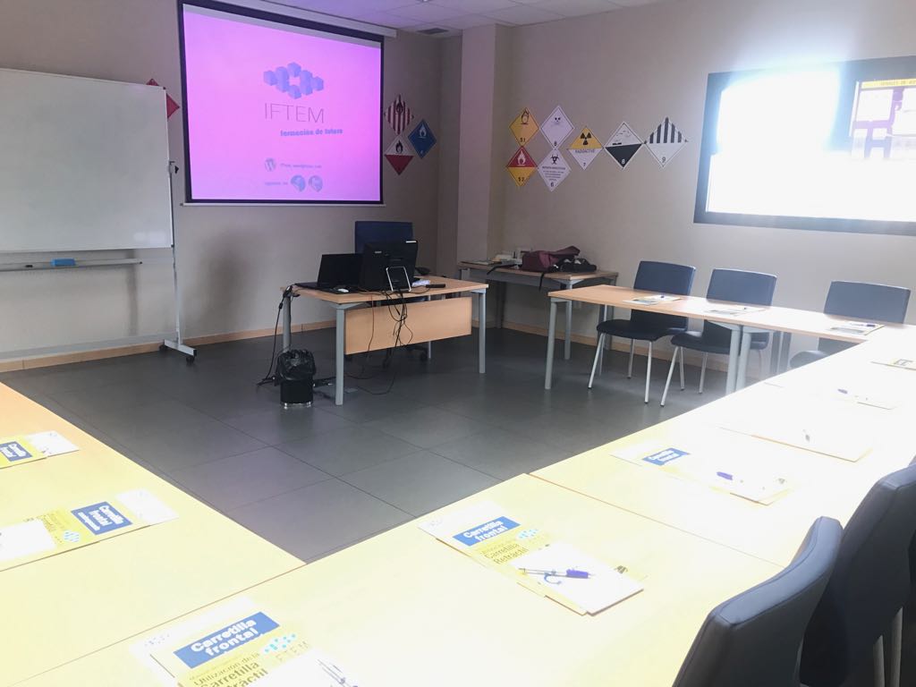 Esperando a los alumnos del curso de carretillas elevadoras