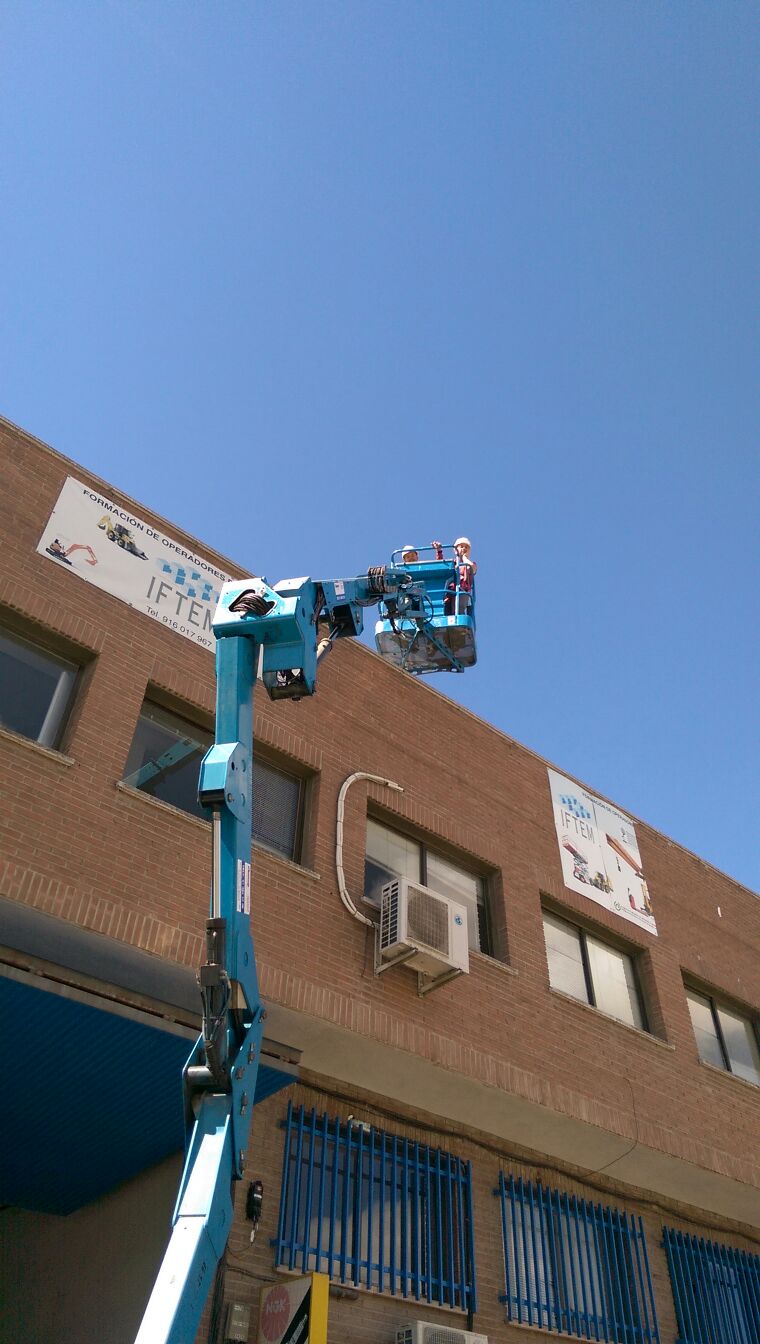 Prácticas con PEMP articulada en el exterior