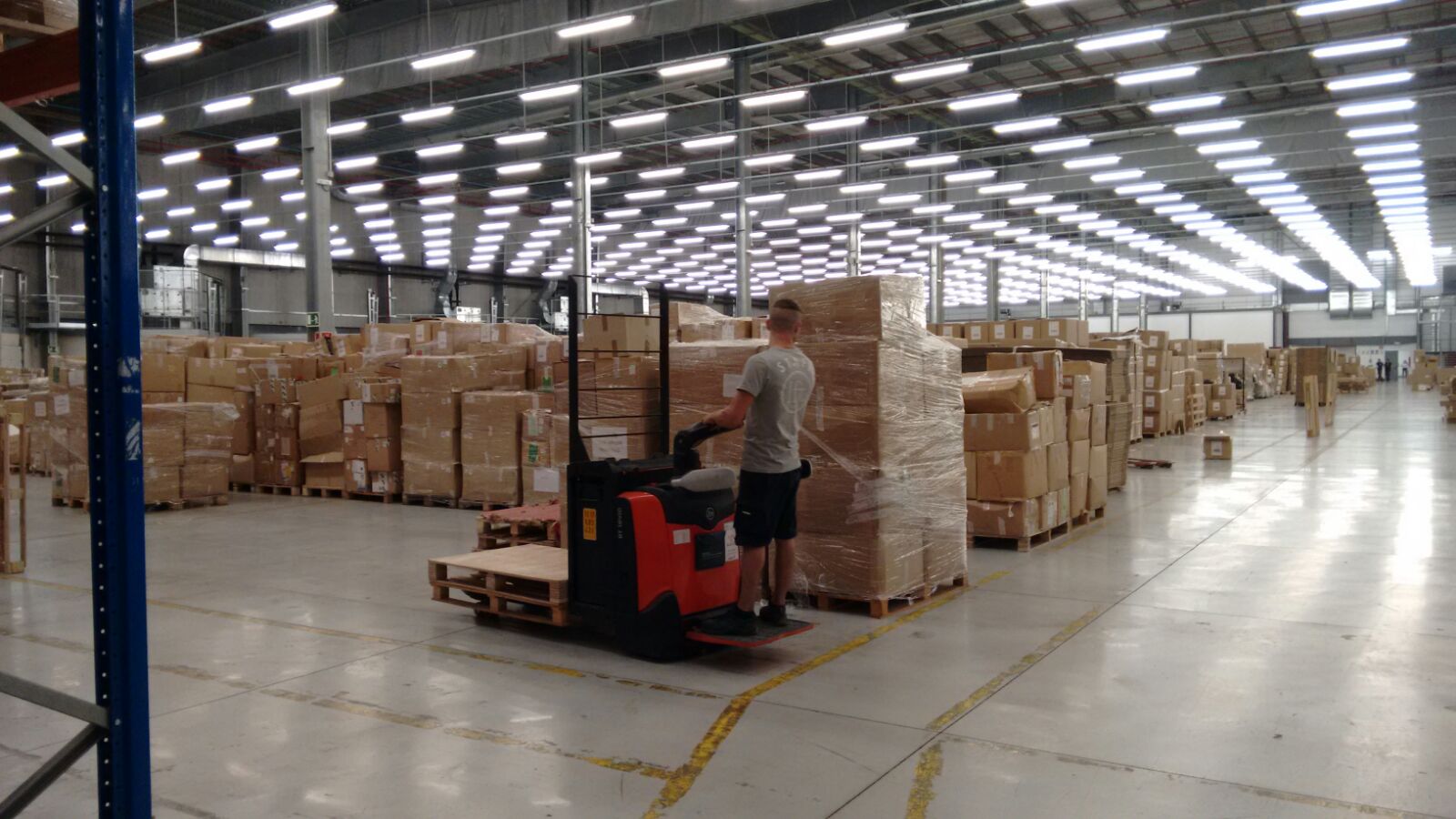 Práctica con traspaleta en las instalaciones de LEFTIES