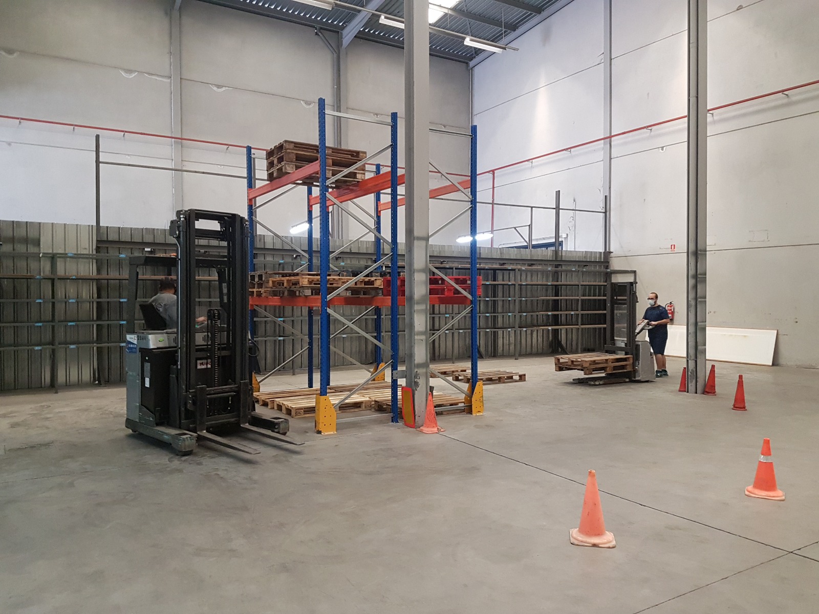 Ejercicios de apilado de cargas con Apilador y estiba en estantería con Retráctil