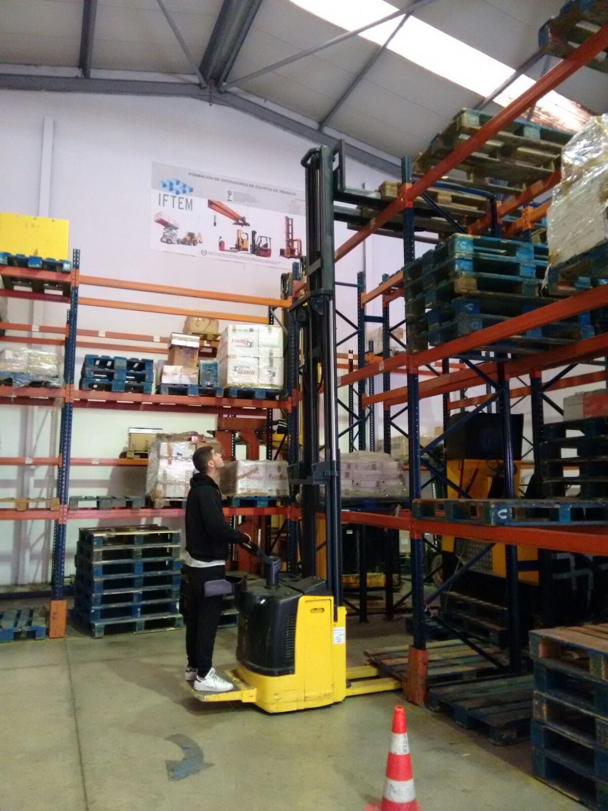 Prácticas de apilador eléctrico para Fundación Trinijove