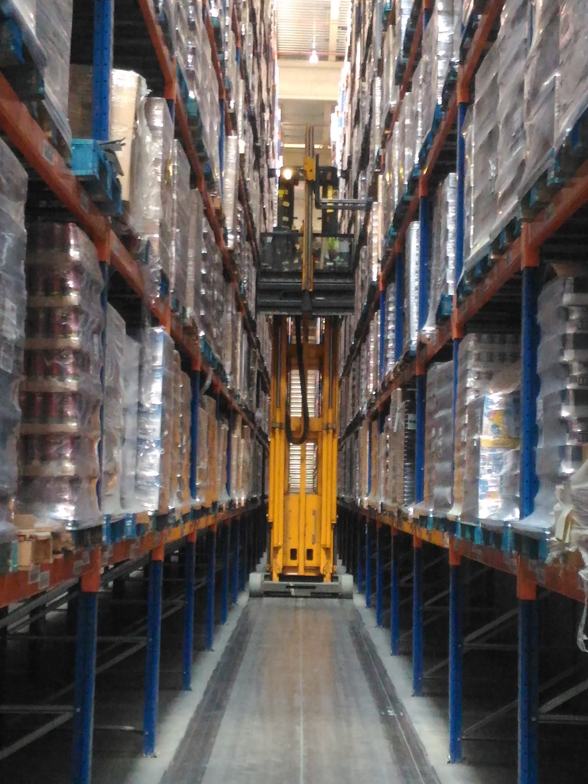Estiba en estantería con carretilla combi trilateral para DHL