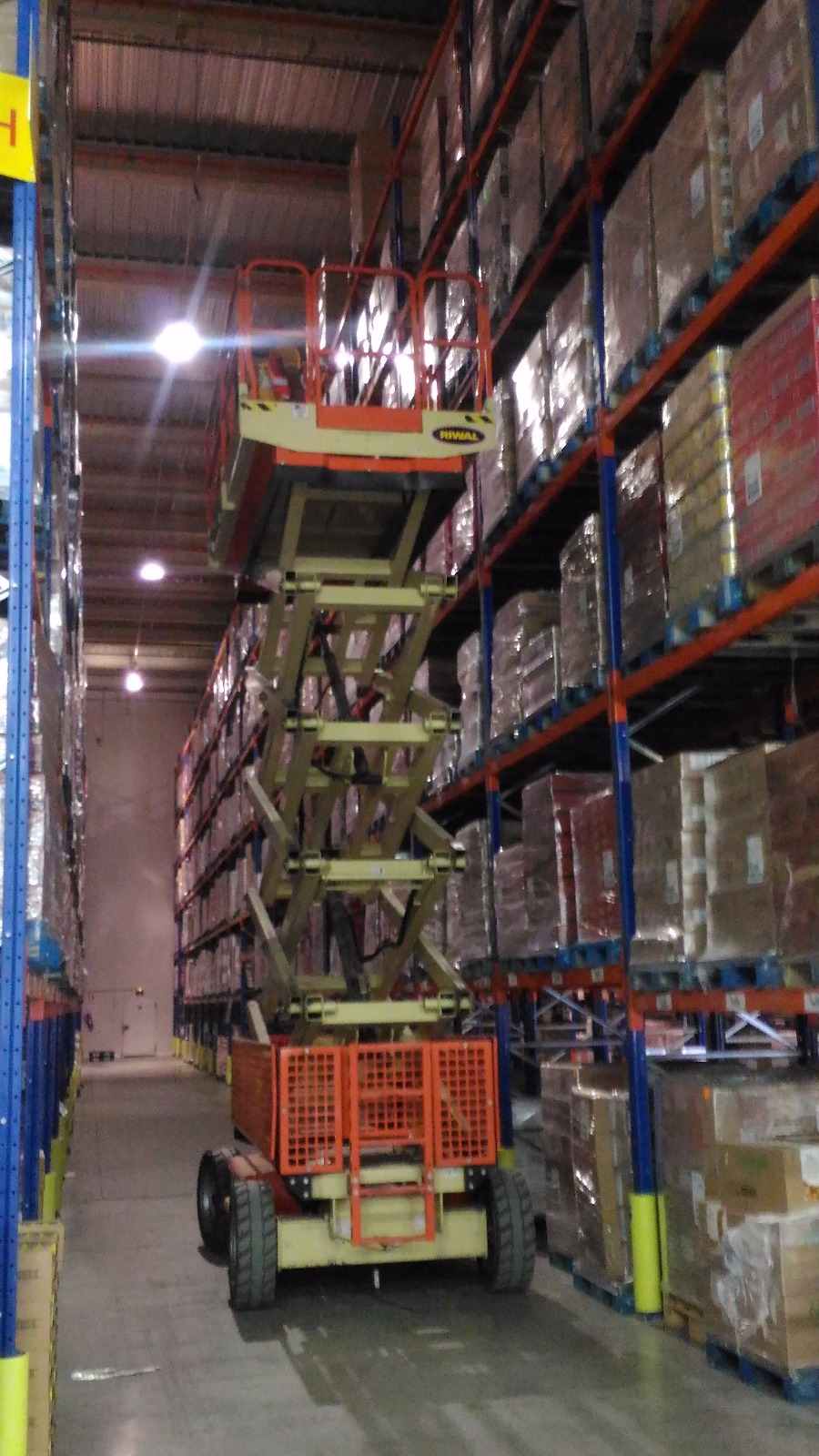 Posicionamiento a punto de trabajo con PEMP tijera para DHL