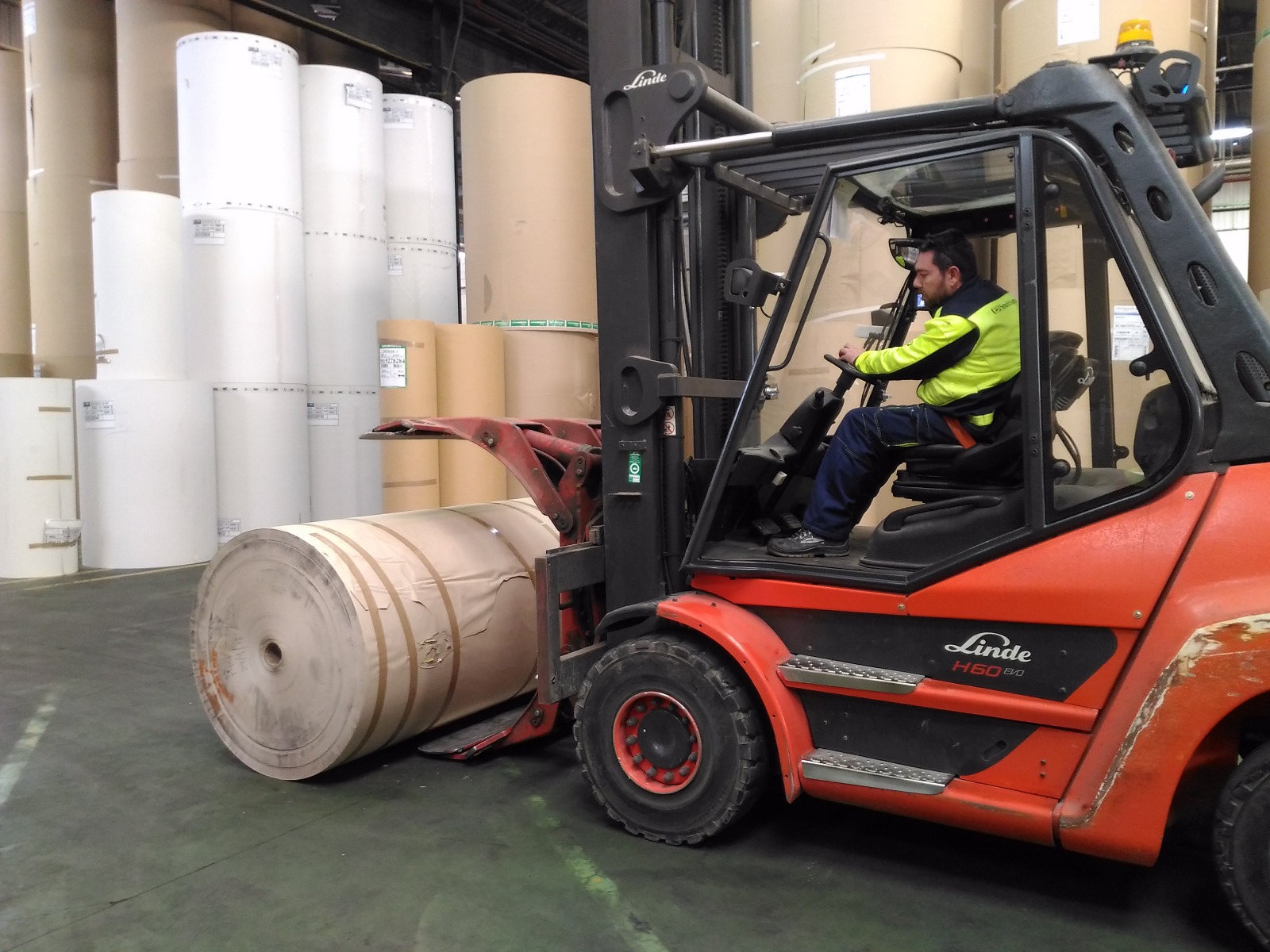 Ejercicio de recogida de bobina de papel tumbada para SMURFIT KAPPA
