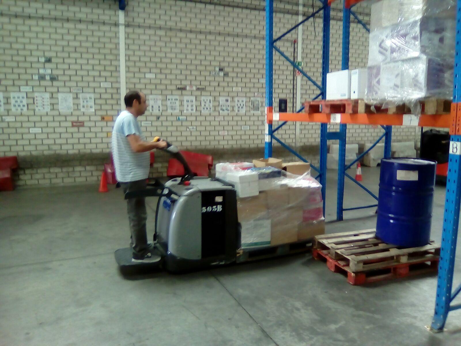 Recogiendo la carga con Transpaleta Electrica